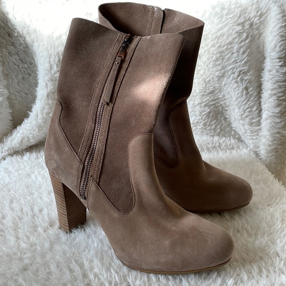 New with flaw UGG taupe suede bootie western heeled - Picture 2 of 13